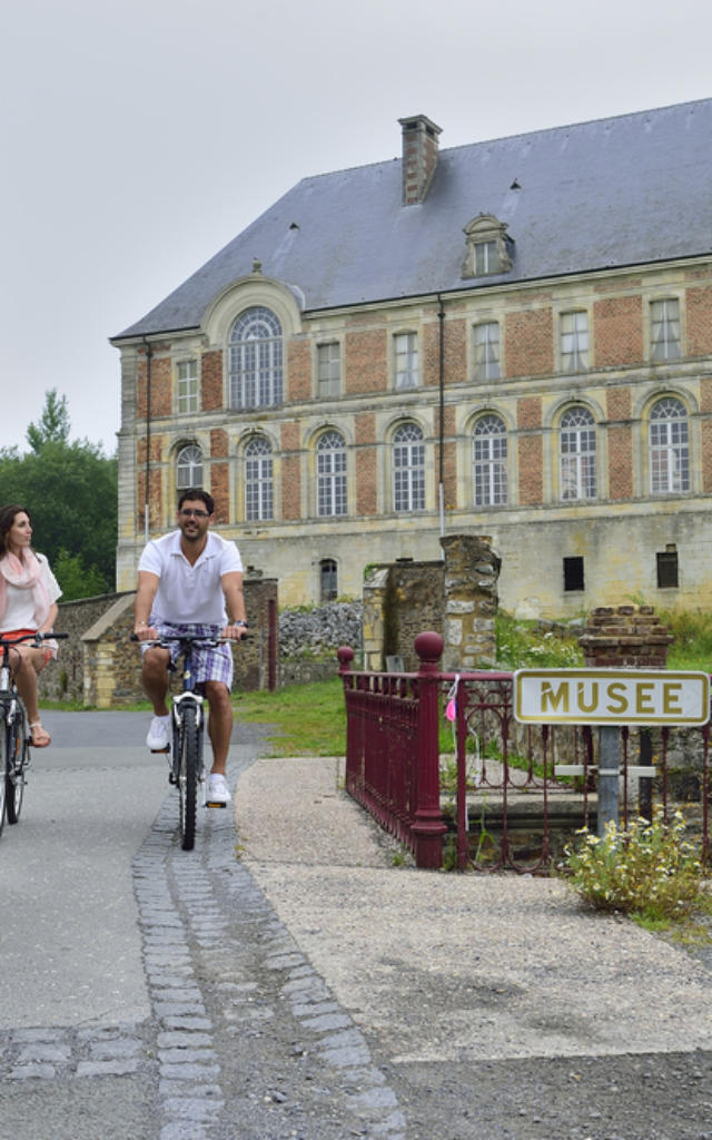 Couples a velo visitant l'abbaye Saint-Michel