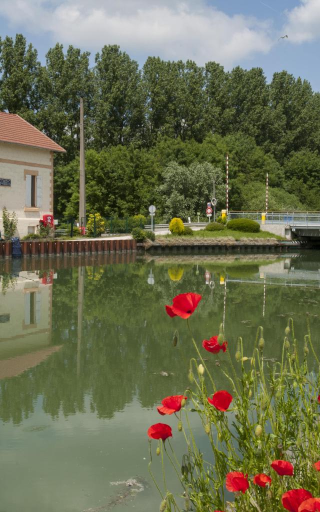 Travecy, Le Pont Levis Sur Le Canal De La Sambre à L'oise Min